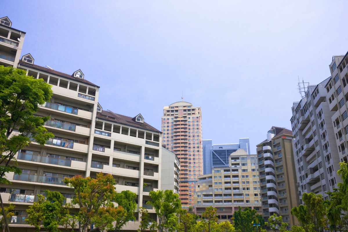 街並みに調和した外観デザインと安全性を両立させる建物修繕の特徴